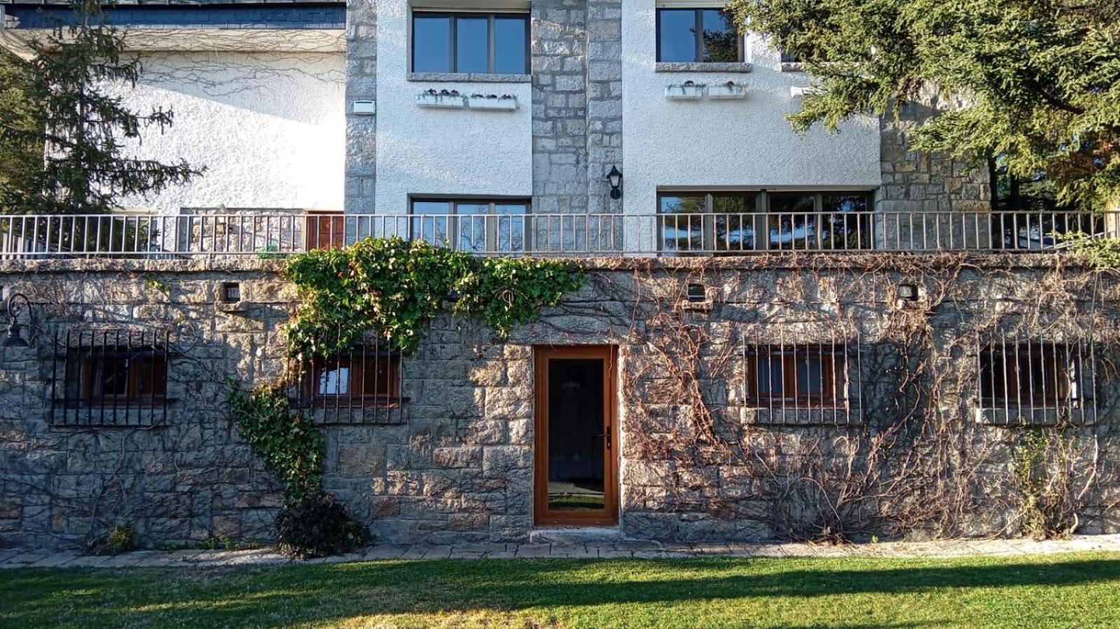 Gran Chalet Con Piscina Y Apartamento En Navacerrada Βίλα Εξωτερικό φωτογραφία
